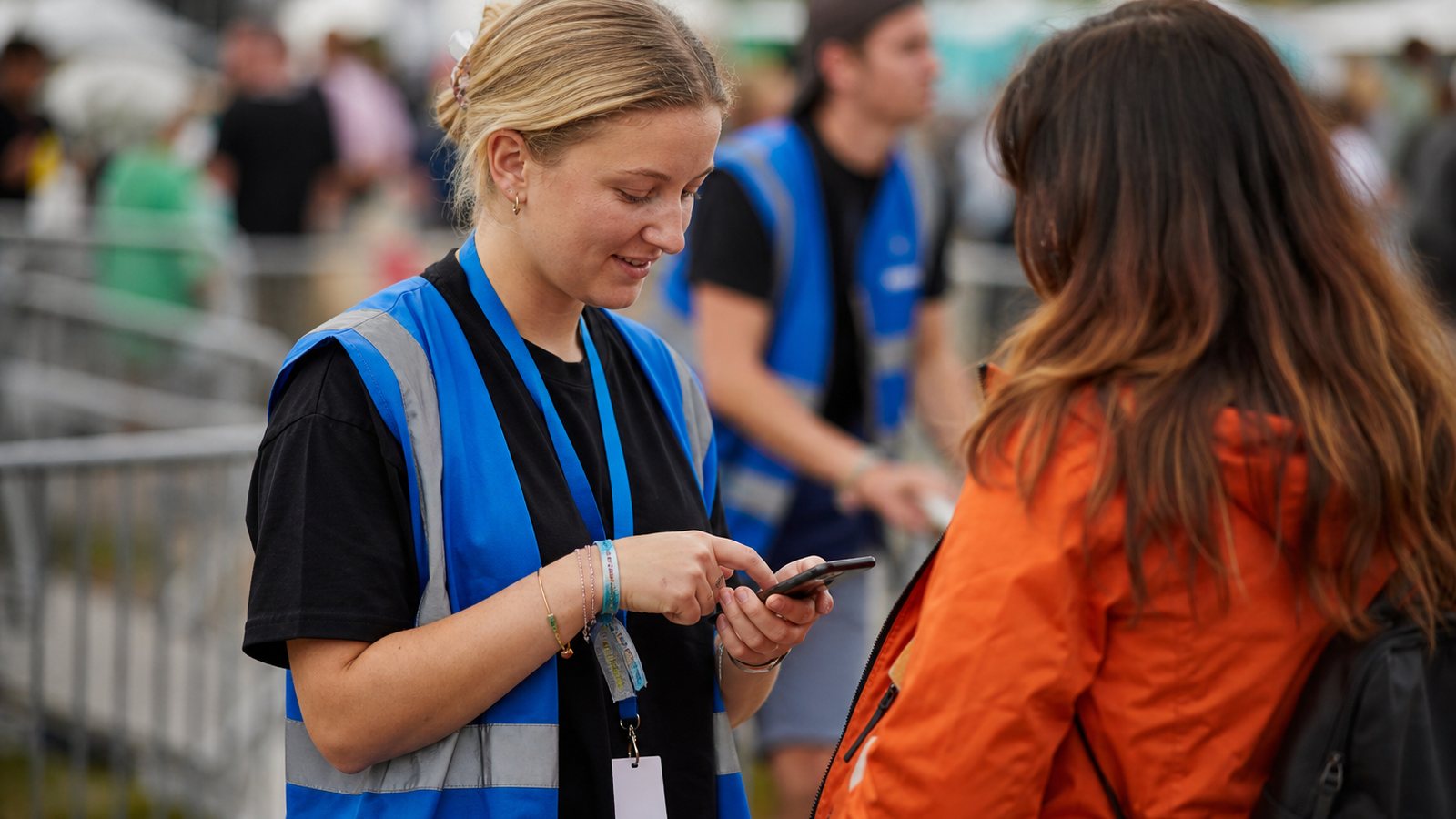 Badges nominatifs et bracelets d'accès préparés pour les bénévoles d'un festival