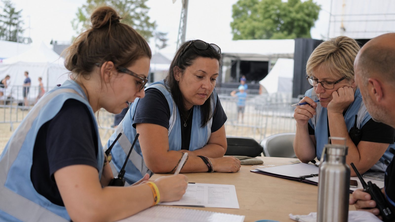 Organisateur vérifiant sur son ordinateur les créneaux de bénévoles encore à pourvoir